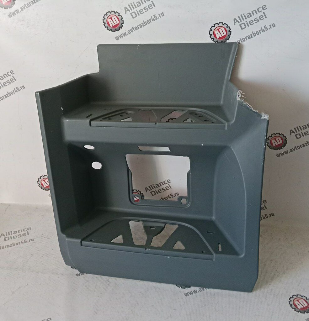 Корпус подножки ( подножка ступенька ) кабины лев. корпус нов. 