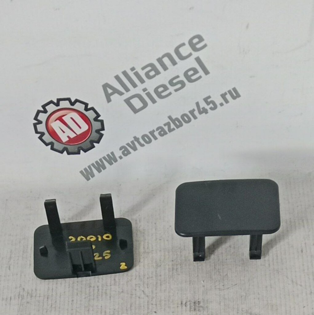 Заглушка бампера квадратная нов. 