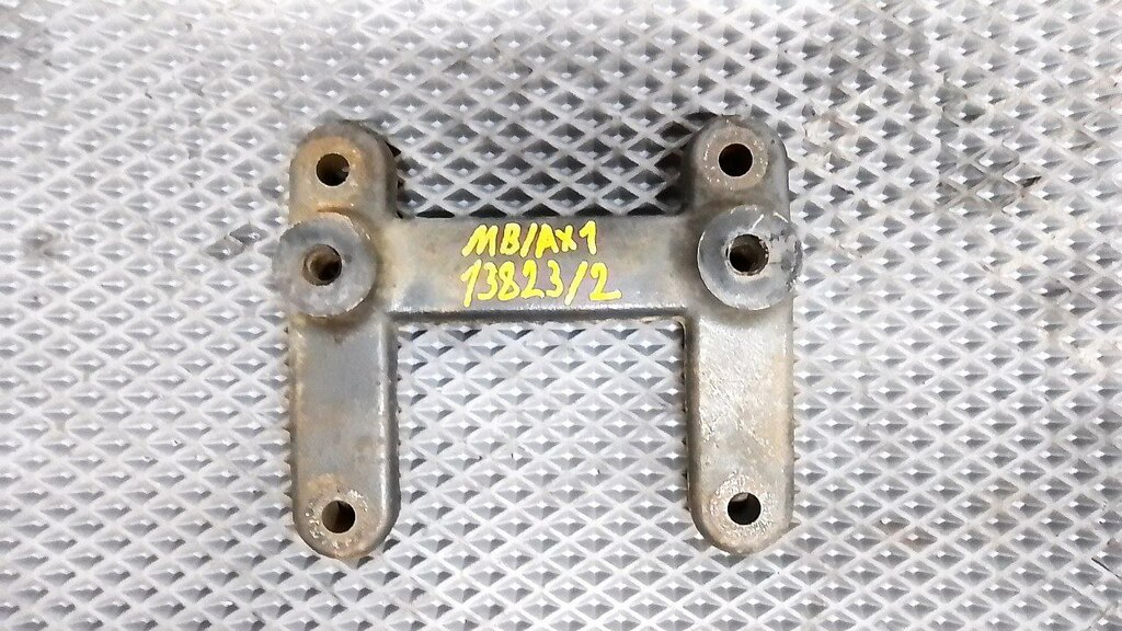 Кронштейн аккумуляторного ящика  б/у