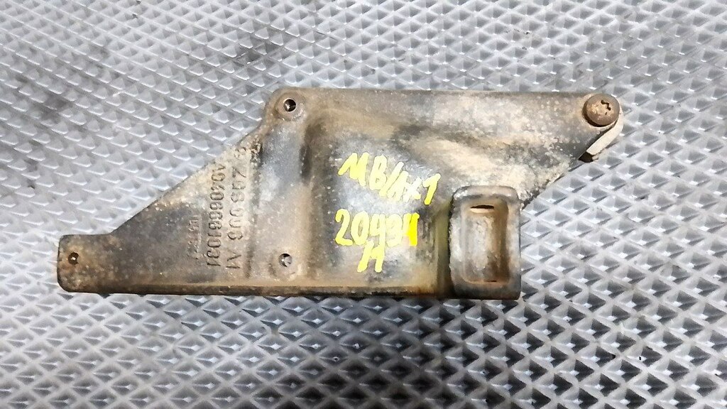 Кронштейн подножки правый б/у