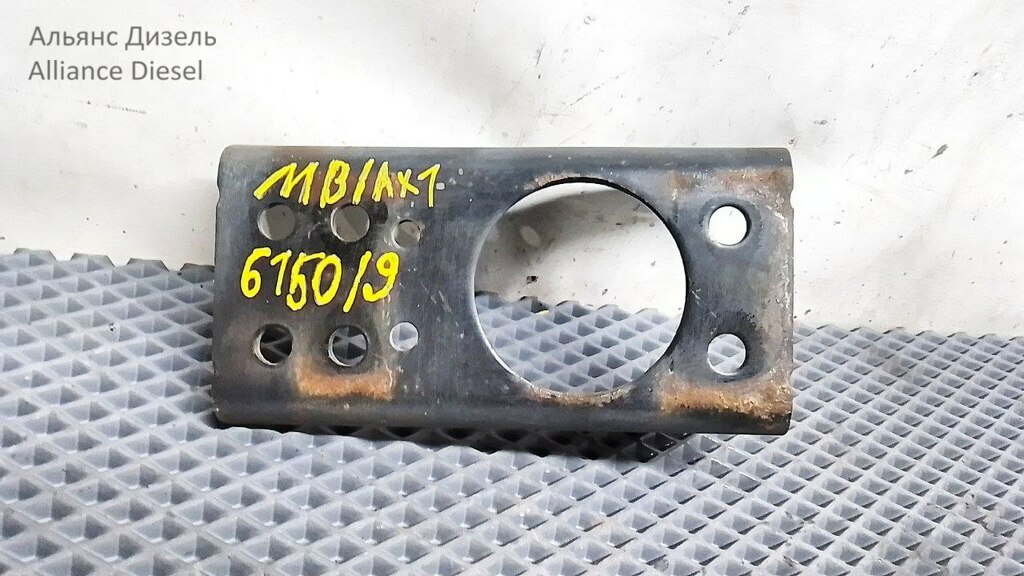 Кронштейн амортизатора задней оси верхн. лев./прав. б/у