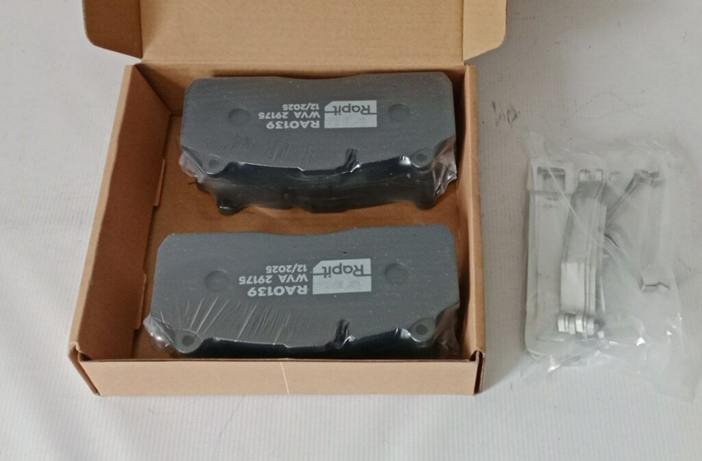 Колодки тормозные дисковые  нов. 